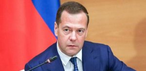 Медведев: если цены на топливо продолжат расти, правительство введёт запретительные пошлины на нефть